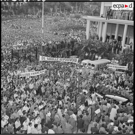 La foule au forum et dans l'entrée du gouvernement général.