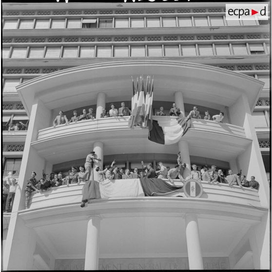 Depuis le balcon du gouvernement général, Jacques Soustelle s'adresse aux Algérois massés sur le forum.