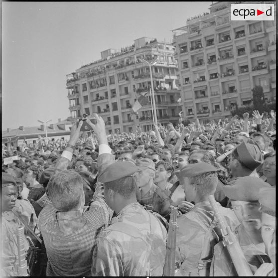 Des dizaines de milliers d'Algérois acclament Jacques Soustelle.