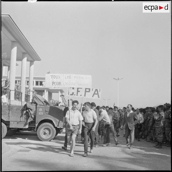 Manifestants de la compagnie française des pétroles Algérie (CFPA).