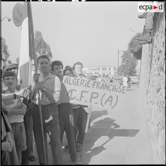 Au forum d'Alger, des représentants de la compagnie des pétroles d'Algérie (CFPA) assistent à l'arrivée de Jacques Soustelle.