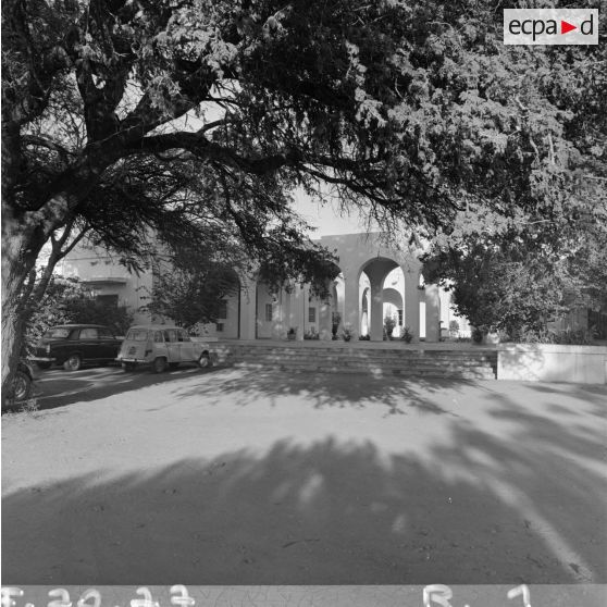 Entrée du mess des officiers à Fort-Lamy (aujourd'hui N'Djamena).