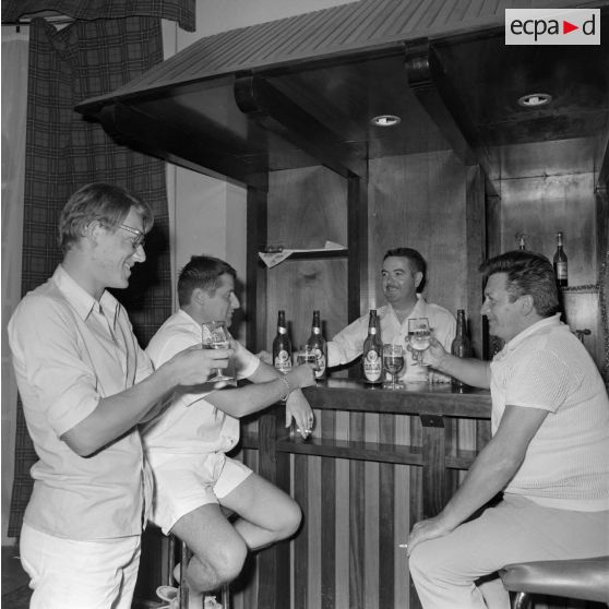 L'adjudant-chef gérant du mess de Fort-Lamy et ses invités.