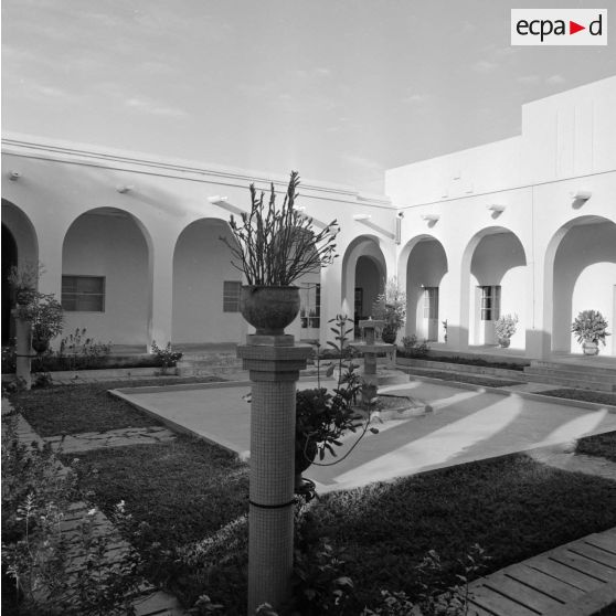 Patio du mess des officiers à Fort-Lamy (aujourd'hui N'Djamena).