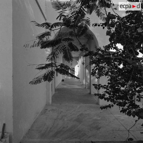 Les arcades du mess des officiers à Fort-Lamy (aujourd'hui N'Djamena).