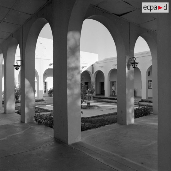 Le patio du mess des officiers à Fort-Lamy (aujourd'hui N'Djamena).