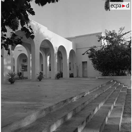 Entrée du mess des officiers à Fort-Lamy (aujourd'hui N'Djamena).