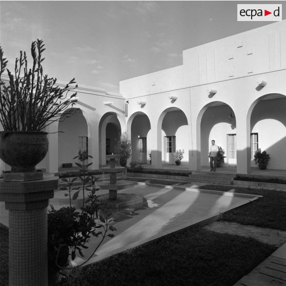 Le patio du mess des officiers à Fort-Lamy (aujourd'hui N'Djamena).