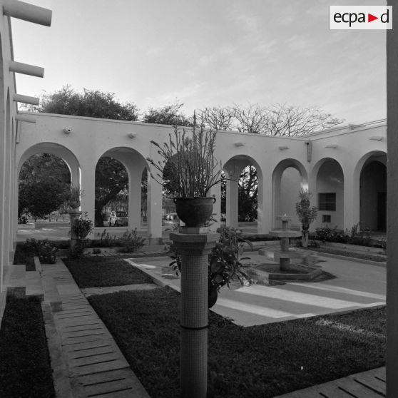 Le patio du mess des officiers à Fort-Lamy (aujourd'hui N'Djamena).