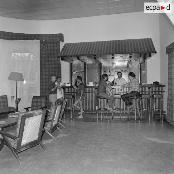 Le bar du mess des officiers à Fort-Lamy (aujourd'hui N'Djamena).