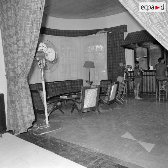 Le salon de lecture du mess des officiers à Fort-Lamy (aujourd'hui N'Djamena).