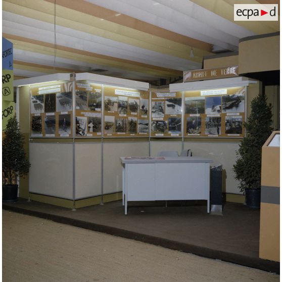 Vue du stand du Service d'information et de relations publiques des armées (SIRPA) à l'exposition Jeunesse 1976 dans l'ancienne gare de la Bastille à Paris.
