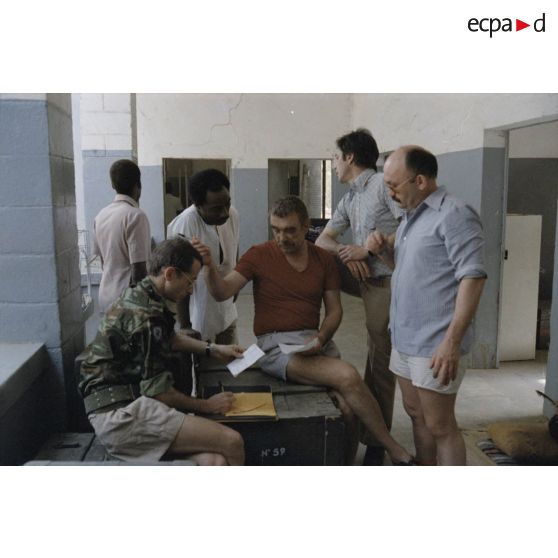 Les chirurgiens de l'élément médical militaire d'intervention rapide (EMMIR) font le point sur l'installation du matériel dans le nouveau dispensaire de Kousseri.