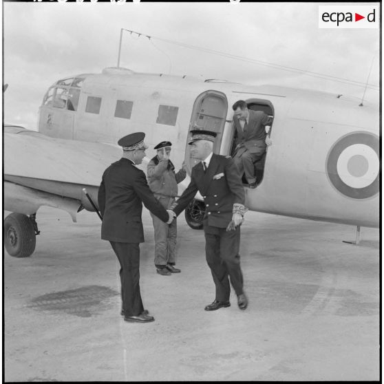 Arrivée de monsieur Andrieux, à l'aérodrome de Tebessa.