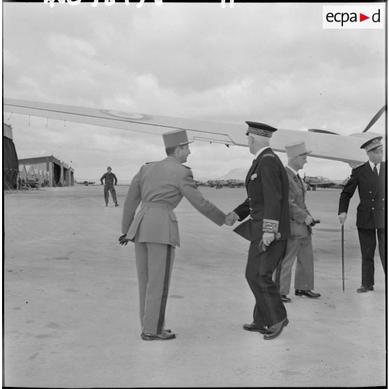 Arrivée de monsieur Andrieux, à l'aérodrome de Tebessa.