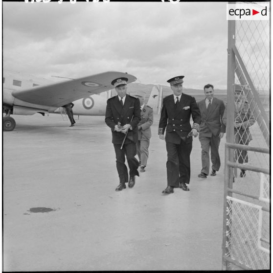 Arrivée de monsieur Andrieux, à l'aérodrome de Tebessa.