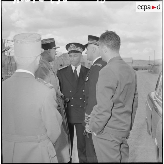 Arrivée de monsieur Andrieux, à l'aérodrome de Tebessa.