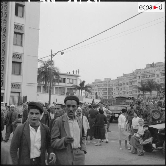 La population devant le gouvernement général.