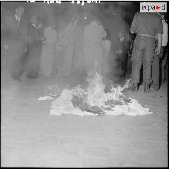Les voiles des femmes brûlent, devant le gouvernement général.