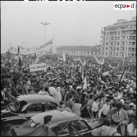 La foule au forum, devant le gouvernement général.