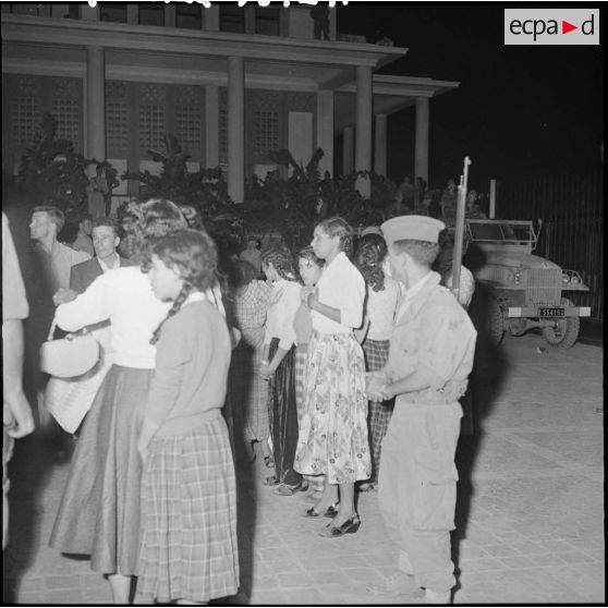 Des femmes enlèvent leurs voiles, devant le gouvernement général.