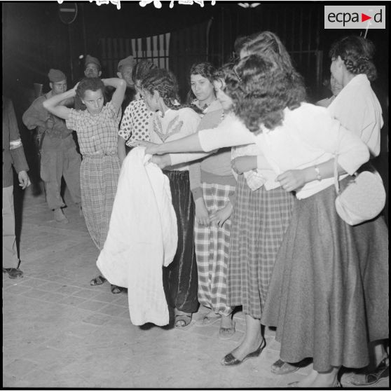 Des femmes enlèvent leurs voiles, devant le gouvernement général.