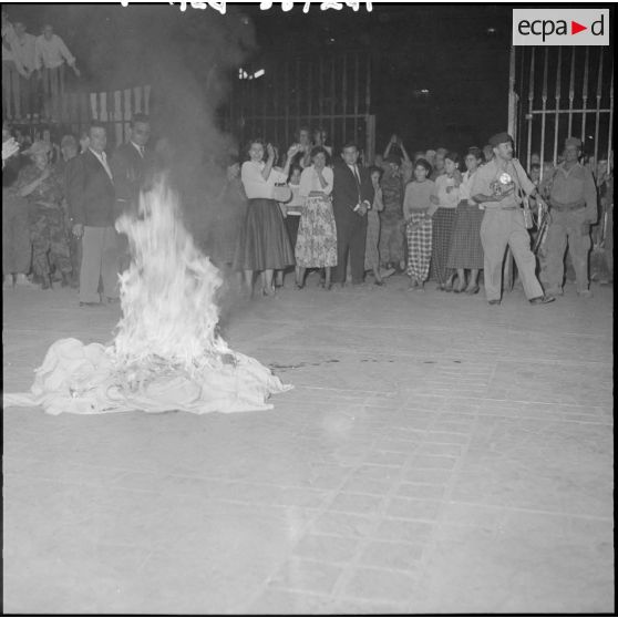 Des femmes brûlent leurs voiles, devant le gouvernement général.