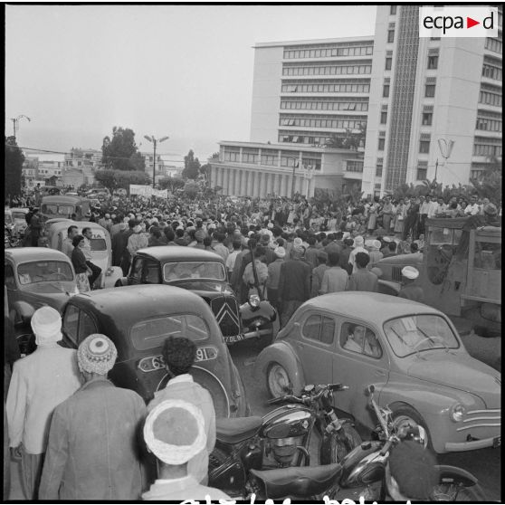 La foule se rend au ministère de l'Algérie.