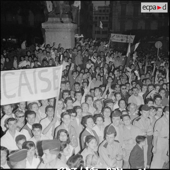 Massés sur la place d'Isly, les manifestants réclament le général Salan.