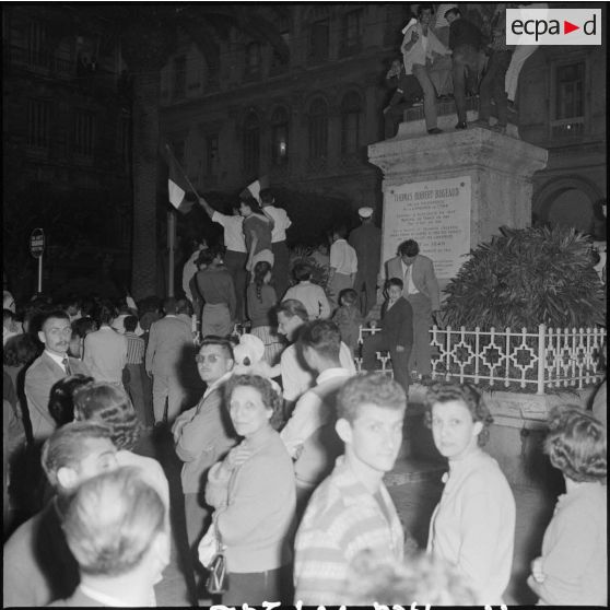 Massés sur la place d'Isly, les manifestants réclament le général Salan.