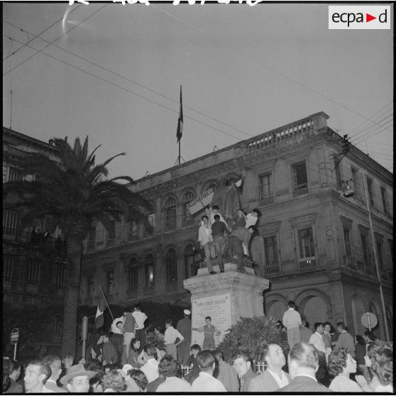 Massés sur la place d'Isly, les manifestants réclament le général Salan.