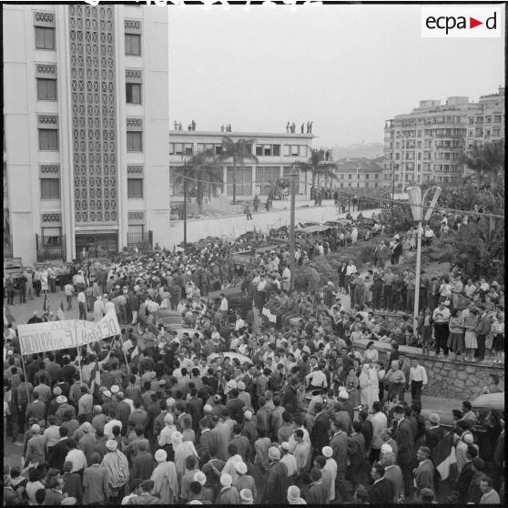 La foule se rend au ministère de l'Algérie.