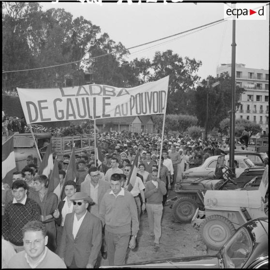 La foule se rend au ministère de l'Algérie.