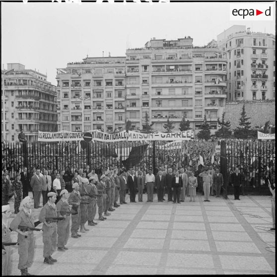 La foule au forum et dans l'entrée du gouvernement général pendant la cérémonie.