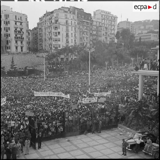 La foule au forum, devant le gouvernement général, pendant la cérémonie.