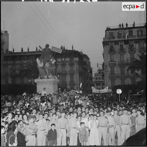 Massés sur la place d'Isly, les manifestants réclament le général Salan.
