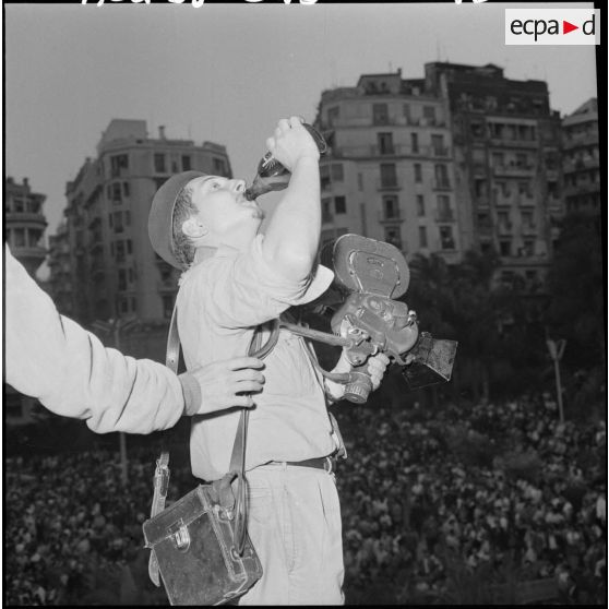 L'opérateur François Bel se réhydratant avant de filmer.