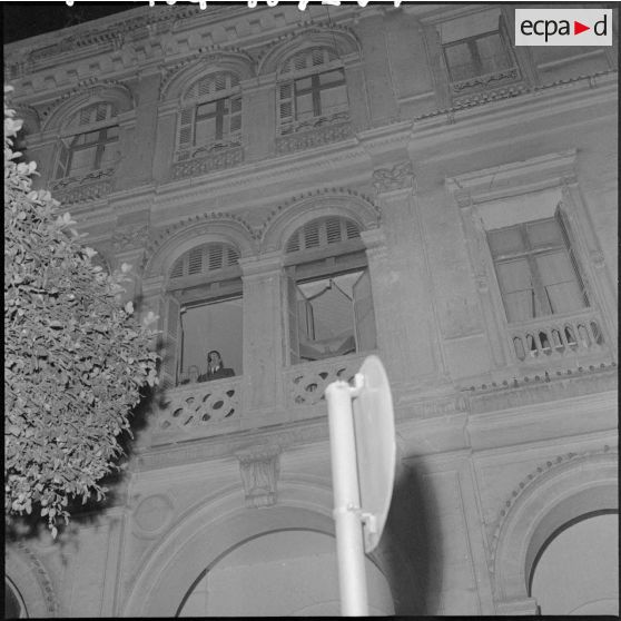 Jacques Soustelle et le général Salan s'adressent à la foule devant la 10e région militaire.