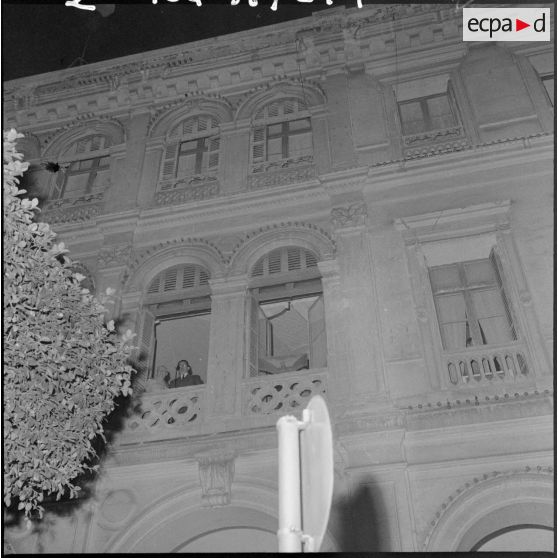 Jacques Soustelle et le général Salan s'adressent à la foule devant la 10e région militaire.