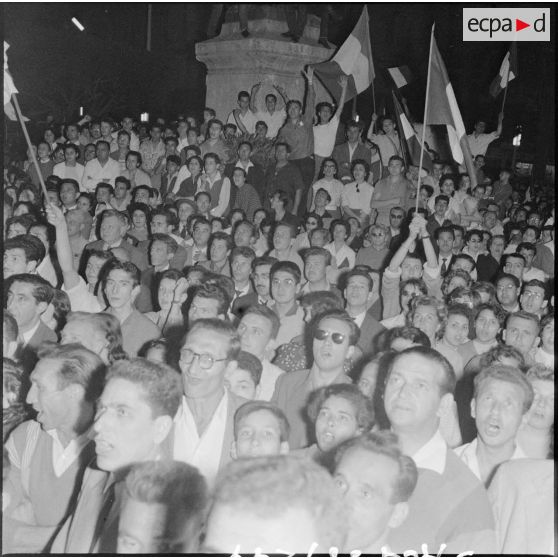 Place d'Isly, devant les bâtiments de la 10ème région militaire, la foule acclame Jacques Soustelle et le général Salan.
