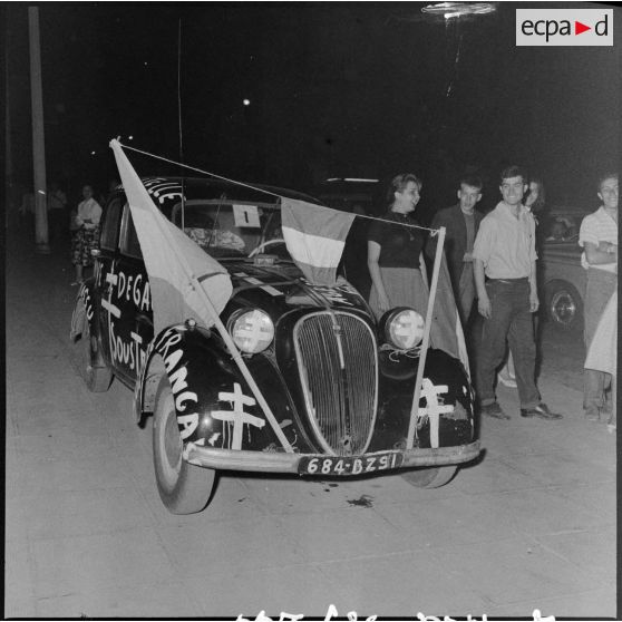 Une voiture décorée de slogans.