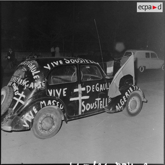 Une voiture décorée de slogans.