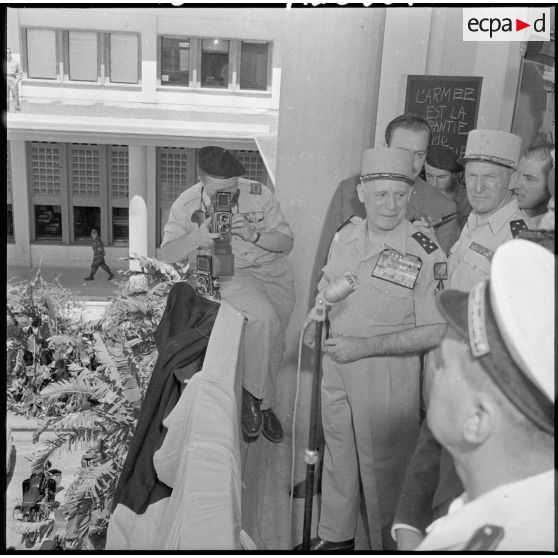 Le général Raoul Salan regarde Jacques Soustelle pendant son discours.