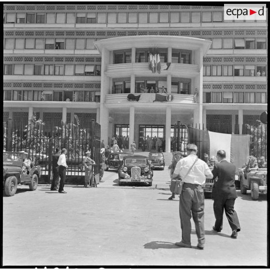 Les autorités quittent le ministère de l'Algérie en voiture.