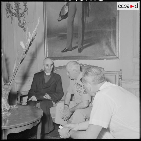Monseigneur Duval rend visite au général d'armée Raoul Salan, à Alger.