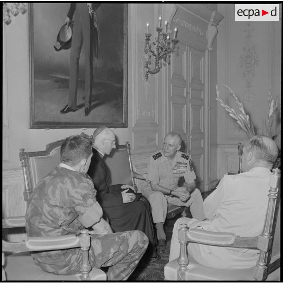 Monseigneur Duval rend visite au général d'armée Raoul Salan, à Alger.