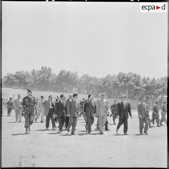 Jacques Soustelle suivi par une foule nombreuse à Boufarik.