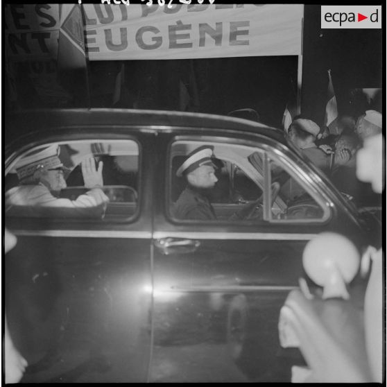 L'amiral Auboyneau arrive en voiture au milieu des manifestants, au forum d'Alger.