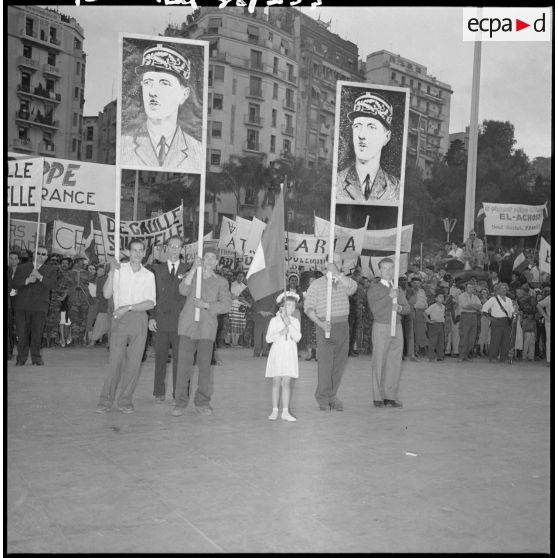 La foule au forum d'Alger.