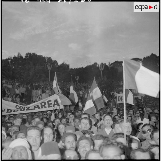 La foule au forum d'Alger.